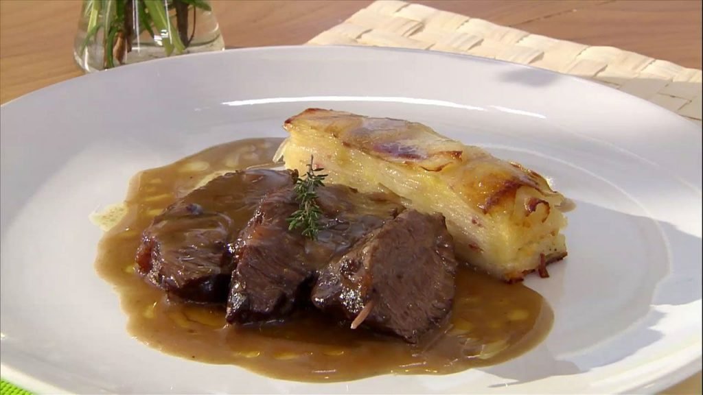 Carrilleras de ternera en salsa con pastel de patata y panceta
